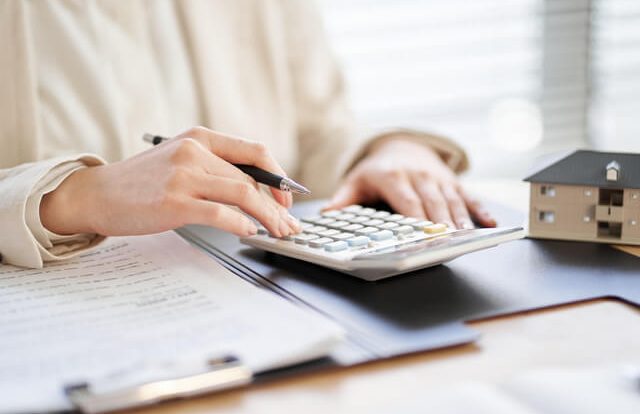 家を査定している様子