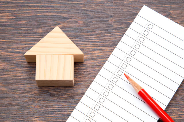 家の模型とリスト